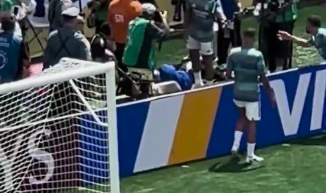 点赞！姆巴佩赛前帮助中暑志愿者